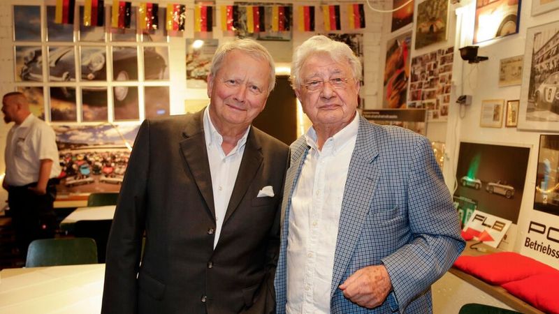 Genau so wie bei Mercedes-Benz war der gebürtige Stuttgarter Herrmann auch bei Porsche ein gern gesehener Gast. Hier, zusammen mit  Dr. Wolfgang Porsche circa 2015. (Bild: Porsche AG)