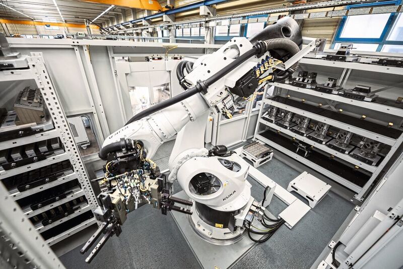 Der RS3-Roboter bestückt zuverlässig die beiden 5-Achs-Bearbeitungszentren von Hermle auch in den personenlosen Schichten. (maikgoering photography)