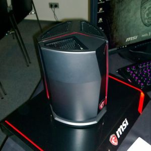 Erstmals in Europa zeigte MSI auf der Cebit-Pressekonferenz einen laufenden Vortex-Rechner. Der kleine zylindrische PC ist eine High-End-Gaming-Maschine mit zwei GTX-980-Karten.