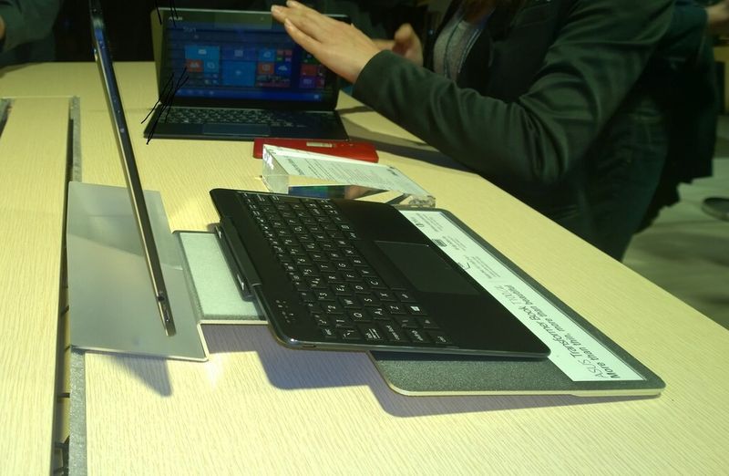 Das Transformer Book T300 Chi ist mit 7,6 mm für ein 12,5-Zoll-Tablet extrem flach. Das Keyboard funktioniert auch abgedockt, es kommuniziert via Bluetooth. (Bild: Asus)
