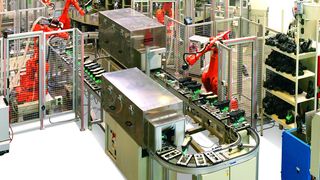 Robotergestützte Automation prägt immer mehr das Bild der industriellen Schuhproduktion. (Bild: ABB)