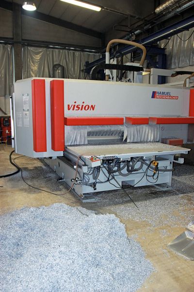 Bild 3: Das CNC-Bearbeitungszentrum Vision von Reichenbacher Hamuel ist mit dem Schutzvorhang ausgestattet. (Bild: Sonnenberg)