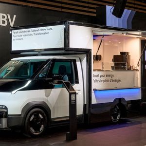 Unter anderem kann der PV5 ein zur Küche umgebauten Kasten huckepack nehmen.(Bild:  Kia)