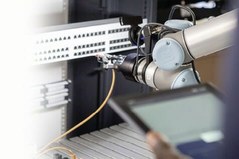 (Mit dem automatisierten Kabelstecken gelang der KI-Steuerung MIRAI eine echte Weltpremiere. Bild: Micropsi Industries)