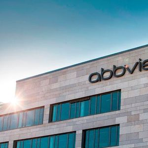 Nummer 9: Abbvie erzielt 19,0 Punkte und belegt damit Platz 9. Besonders gut gefällt den Autoren der Reparts die warme Bildsprache, die das Sterile und oft Technische eines Pharma-Konzerns verblassen lässt. So präsentiert sich das Biotech-Unternehmen als sympathischen und fürsorglichen Arbeitgeber. Als Schwachstellen der Karriereseite wertet der Report, das die Mitarbeitenden nicht zu Wort kommen und dass die geschriebene Sprache emotionaler sein könnte.(Bild:  Abbvie)