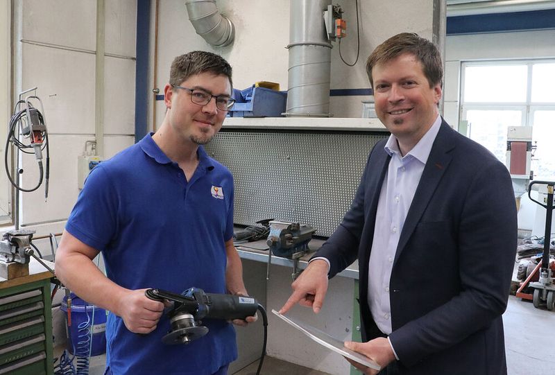 Markus Kollinger (links), Geschäftsführer der gleichnamigen Firma, freut sich mit Philipp Herwerth, Vertriebsleiter Deutschland für Elektrowerkzeuge bei Trumpf, über die guten Ergebnisse beim Einsatz des Kantenfräsers Trutool TKA 700, mit dem rund 500 Meter Kantenlänge ohne Probleme verrundet werden konnten, was das Scheibenpferd von Ellwangen angeht. (Bild: Trumpf)