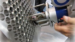 Die Domäne des Rohr-in-Boden-Schweißkopfs ist das Fügen an Wärmetauschern. Dort ist nur der automatisierte Schweißprozess wirtschaftlich.  (Bild: Polysoude)