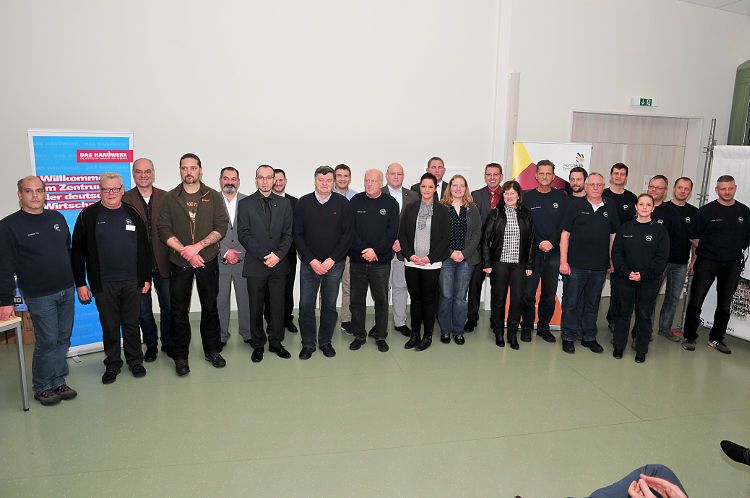 Auch die Riege der Prüfer konnte bei der Siegerehrung auf einen erfolgreichen Tag zurückblicken. Viele von ihnen waren selbst einmal Teilnehmer des Berufswettbewerbs. (Foto: Schmidt)