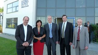 Feierten beim Jubiläum mit (von links): Dr. Ingo Bretthauer, Marion Walsmann (MdL), Dr. Gunther Blank, Jürgen Bergedieck und Kersten Mey von der IHK Südthüringen. Bild: LPKF (Archiv: Vogel Business Media)