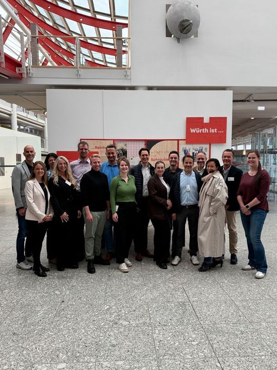 Die Mitglieder des Vereins Nachhaltige Kfz-Reparatur e.V. trafen sich im Mai 2026 bei Würth in Künzelsau-Gaisbach zur Mitgliederversammlung. Dort wurden die Weichen für die Markteinführung der Nachhaltigkeitszertifizierung Zyrcle gestellt.(Bild:  Verein Nachhaltige Kfz-Reparatur)