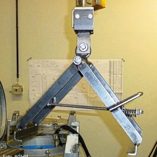 Bei Eigenbaumaschinen wie diesem Lastaufnahmemittel kann es vorkommen, dass aufgrund mangelnden Rechtswissens das EG-Konformitätsbewertungsverfahren auf sie nicht angewendet wurde.(BGHM)