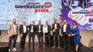 Im Konfetti-Regen: der diesjährige Sieger des Deutschen Werkstattpreis Mezger aus Schweinfurt.  (Bild: Stefan Bausewein)