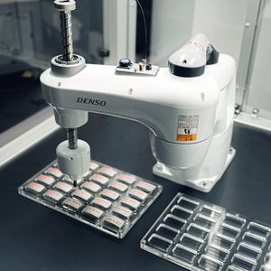 Smarte Mensch-Roboter-Kollaboration: Der Cobotta Pro 900 erfasst komplexe Bauteile mithilfe des integrierten, KI-basierten 3D-Bildverarbeitungssystems von Cambrian Robotics.(Bild:  Denso Robotics)