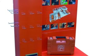 Bei diesem Standdisplay aus offsetbedruckter Voll- beziehungsweise kaschierter Wellpappe lag die Anforderung darin, das Produkt inklusive Zubehör sowie technische Beschreibungen am Markt zu präsentieren. Der Verbraucher kann sich reichlich informieren und die Produkte sind greifbar. Dadurch wird kaum noch Personal zur Erklärung benötigt. Bild: Knauer (Archiv: Vogel Business Media)