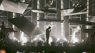 Fünf Roboter hängen von der Decke, fünf stehen am Boden und tanzen mit dem Sänger Stromae. (Bild: ©PHOTOS LYDIE BONHOMME / Mosaert)