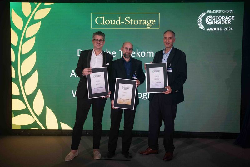 Auch aus der Welt des Datenspeicherns ist die Cloud in ihren verschiedenen Ausprägungen nicht mehr wegzudenken. In der Kategorie „Cloud-Storage“ nehmen für ihre Unternehmen die Storage-Insider-Readers’-Choice-Awards entgegen: Daniel Arabié (Wasabi Technologies, Silber), Michael Hanisch (Amazon Web Services, Gold) und Armin Jesse (Deutsche Telekom, Platin). (Bild: Manuel Emme Fotografie)