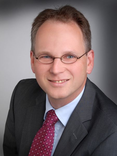 Christoph Wittmann, Professor für Systembiotechnologie an der Saar-Uni, arbeitet an neuartigen Verfahren, nachwachsende Rohstoffe industriell sinnvoll zu nutzen. Dabei setzt er auf Bakterien, die etwa den Kunststoff Nylon produzieren sollen. (Bild: Wittmann)