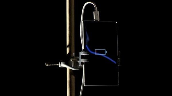 Blitzlader: Forscher der University of Southampton und Nokia haben einen Weg gefunden, den Akku eines Mobiltelefons mithilfe eines Blitzes zu laden (Bild: TDHVL)