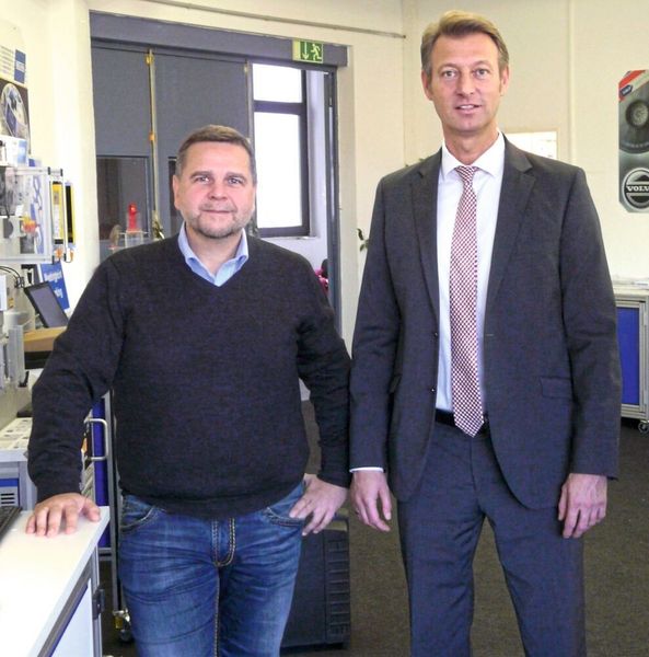 Dipl.-Phys.-Ing. Frank Dietrich, Produktmanager bei Östling (links) mit Markus Schwarz, zuständiger Technischer Verkaufsberater, Igus GmbH.  (Igus GmbH)