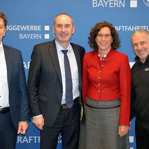 Die Kfz-Innung Schwaben mit Staatsminister Hubert Aiwanger (2. v.l.): Obermeister Alois Huber (l.), Petra Brandl (Geschäftsführerin) und Wolfgang Hank (r.). (Bild:  Kfz-Gewerbe Bayern)