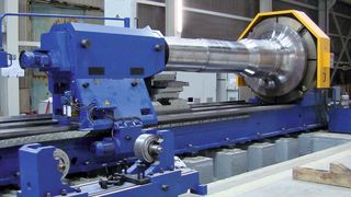 Zerspanung in großen Dimensionen: Aufspannung der Hauptwelle einer Windenergieanlage.  (Bild: Iscar)