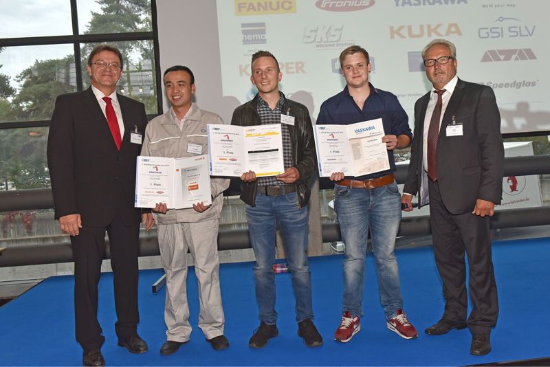 Die Gewinner des 1. DVS-Roboterschweißwettbewerbs mit DVS-Präsident Prof. Dr.-Ing. Heinrich Flegel (ganz links) und Christian Paul, Leiter Anwendungs- und verfahrenstechnische Entwicklung der Carl Cloos Schweißtechnik GmbH (ganz rechts). (Bild: DVS/Bischof & Broel)