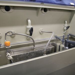 Die Bandgalvanik verfügt über insgesamt acht Nickel-, sieben Zinn- und sieben Goldzellen (einschließlich Vorgoldzelle). Die Zinnzellen können auch Silberelektrolyt aufnehmen.(Bild:  Itasse)