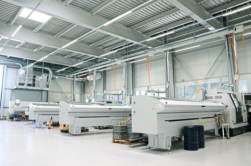 Die an alle Bearbeitungsmaschinen angeschlossene zentrale Absauganlage leitet Öl- und Emulsionsnebel sowie Abwärme ab.  (Technorobot Welding AG)