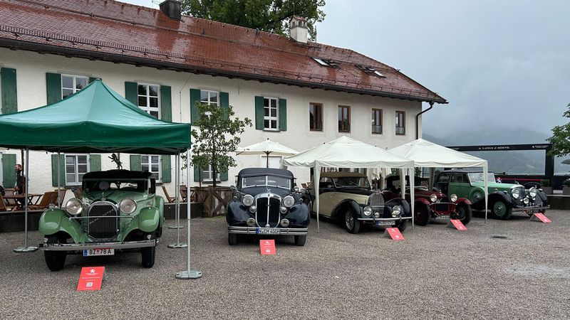Links der zum „Best of show“ gekürte Austro-Daimler ADR 635 Bergmeister. Daneben Horch 853, Bugatti Type 57 C Coachwork by Gangloff (beide 1936), Alfa Romeo 6C 1750 Grand Sport Zagato (1930) und Bentley 4 ¼ Litre Brougham de Ville Coachwork by James Young (1938). (Bild: Peter Diehl)