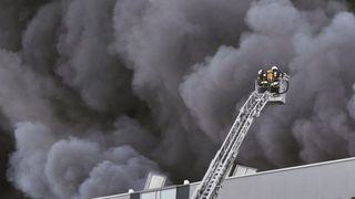 Halogenfreie Sicherheitskabel und Leitungen helfen solche Großbrände zu verhindern. (Helukabel)