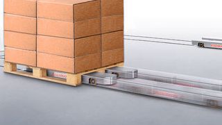 Der Logi Mover von Eisenmann besteht aus zwei operierenden Kufen, die Euro-Paletten per optischem Spurführungssystem an den gewünschten Ort befördern. (Bild: Sigmatek)