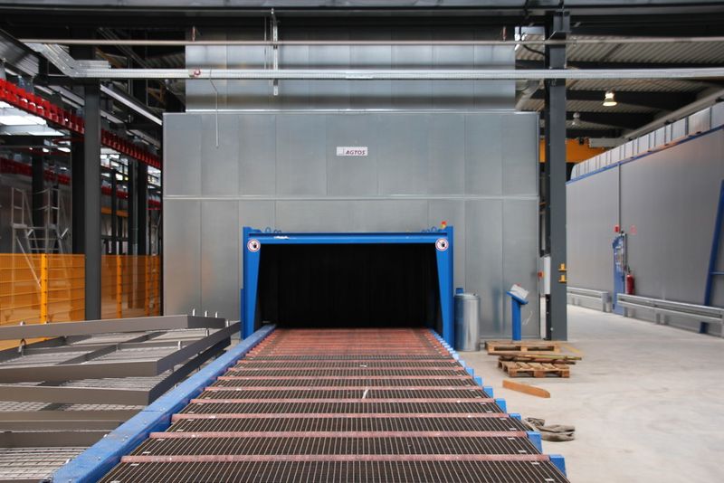 Rollenbahn-Durchlaufstrahlanlage mit Schallschutzeinhausung zur Bearbeitung von Blechen und Profilen mit bis zu 1,4 m Höhe und 2,6 m Breite. Acht Strahlturbinen (je 18,5 kW) sind installiert. (Bild: Kraus)