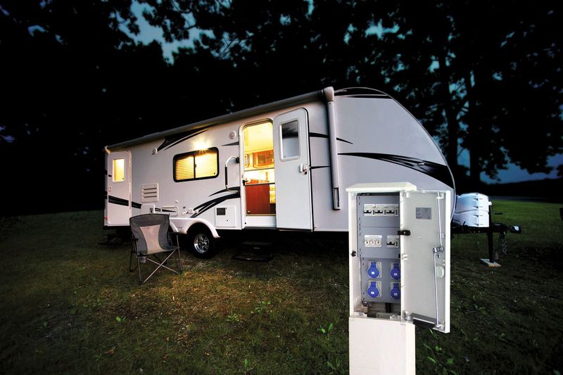 Moderner Campingurlaub ist heute häufig gleichbedeutend mit Wohnwagen oder Wohnmobil, die mit elektrischer Energie versorgt werden müssen. (© Tomasz Zajda - Fotolia)