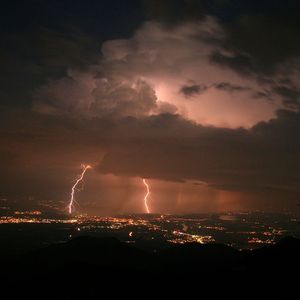 Unwetter über dem Flughafen