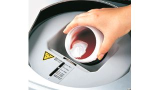 Abb.1: Handhabung des Thinky-Mischers (Bild: C3 Prozess- und Analysentechnik)