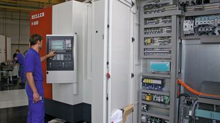 Bild 1: Eine Engineering-Software dient dazu, ein Projekt für die automatisierte 
Inbetriebnahme von Maschinen mit den CNC-Steuerungen 
Sinumerik 840D sl zu erstellen und durchzuführen.  (Bild: Heller)