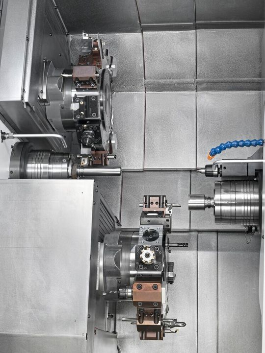 Die beiden Revolver der TTL 66 sind mit leistungsstarken, integrierten Motoren ausgestattet, die eine Drehzahl von 12 000 U/min, eine Leistung von 14 kW und ein Drehmoment von 42 Nm erreichen. In Kombination mit dem weiten Verfahrweg der Gegenspindel ermöglichen sie die gleichzeitige Bearbeitung mit drei Werkzeugen.(Bild:  Paul Gari)