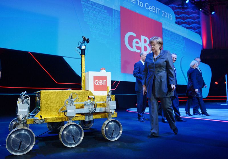 EADS-Chef Thomas Enders hatte zur Cebit-Eröffnung das Marsmobil Rover Bridget mitgebracht. (Bild: Deutsche Messe)