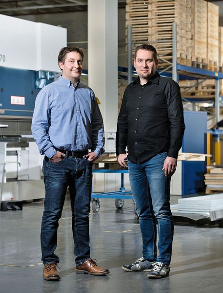 Die eMDe-Geschäftsführer Dominik Weibel und Marco Wüst in ihrer Produktionshalle: «Die Faktoren, die in letzter Zeit für produzierende Unternehmen essenziell geworden sind, waren von Anfang an in unserem Konzept enthalten.» (Bild: eMDe)