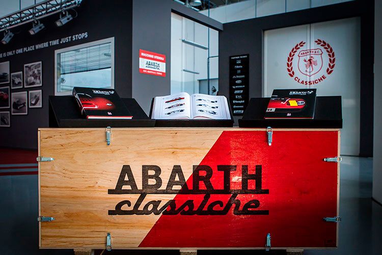 Ebenfalls präsentiert werden die drei Ausgaben des Buches „Abarth: The Scorpion's Tale“. (Foto: FCA)