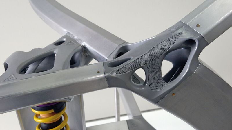 Additiv hergestellte Bauteile wie dieser Knoten für eine Space-Frame-Struktur lassen sich selbstverständlich auch schweißen. (Bild: Edag)