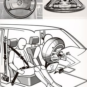 Das erste Insassenschutzsystem bei Mercedes schützte den Fahrer mit Gurt und Airbag sowie den Beifahrer mit Gurt und Gurtstrammer.(Bild:  Daimler)