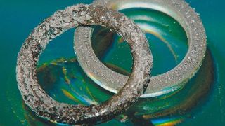 Abb.1: Durch chemische Korrosion beschädigte Dichtringe (Archiv: Vogel Business Media)