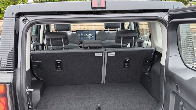 Die Hecktür des J6 öffnet zur Seite. (Bild: sp-x)