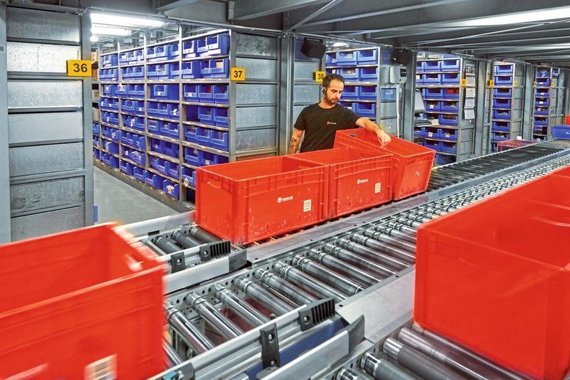Fachbodenlager mit 30.000 Stellplätzen und Kommissionierung per Pick by Voice. (info@meyer-fotodesign.de)