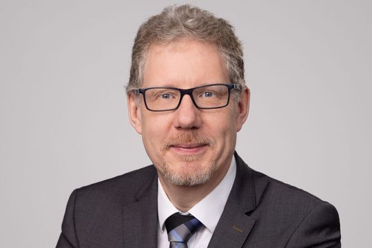 „Es läuft im Werkzeugmaschinenbau deutlich schlechter als Anfang letzten Jahres. Dahinter steckt auch ein Basiseffekt. Denn die Bestellungen waren zu Beginn 2023 noch sehr ordentlich“, so Dr. Markus Heering, Geschäftsführer des VDW, zur Analyse des ersten Quartals 2024.(Bild:  S. Kastner / VDW)