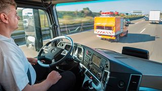 Mercedes-Benz testet den ersten teilautomatisiert fahrenden Serien-Lkw auf der Autobahn bei Stuttgart. (Foto: Daimler)
