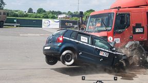 Eindrucksvolle Vorführung bei CTS: Crash eines 100 km/h schnellen Pkw auf einen stehenden Lkw – für die Pkw-Insassen war die Überlebenschance gleich Null. (Bild: Wenz)