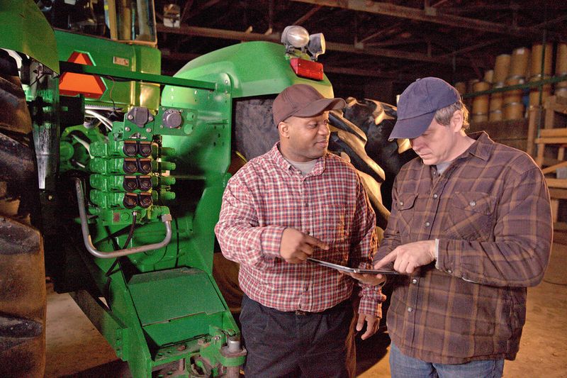 Bild 4: John Deere produziert keine verschiedenen Leistungsversionen eines Motors. Für die hergestellte Standardgröße wird die PS-Zahl dann je nach Bedarf per Software variiert. (Bild: James Lipman : jameslipman.com)