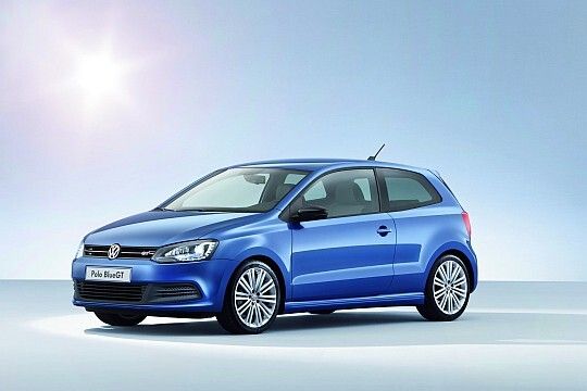Mit 17-Zoll-Rädern und VW-typisch seriös geformten Anbauteilen sieht der 140 PS starke Polo richtig schick aus. (Foto: VW)